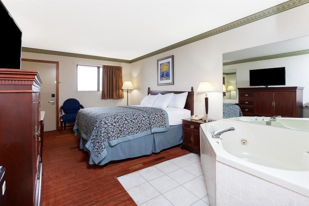 Days Inn By Wyndham Maumee/Toledo Bagian luar foto