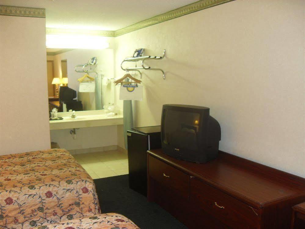 Days Inn By Wyndham Maumee/Toledo Bagian luar foto