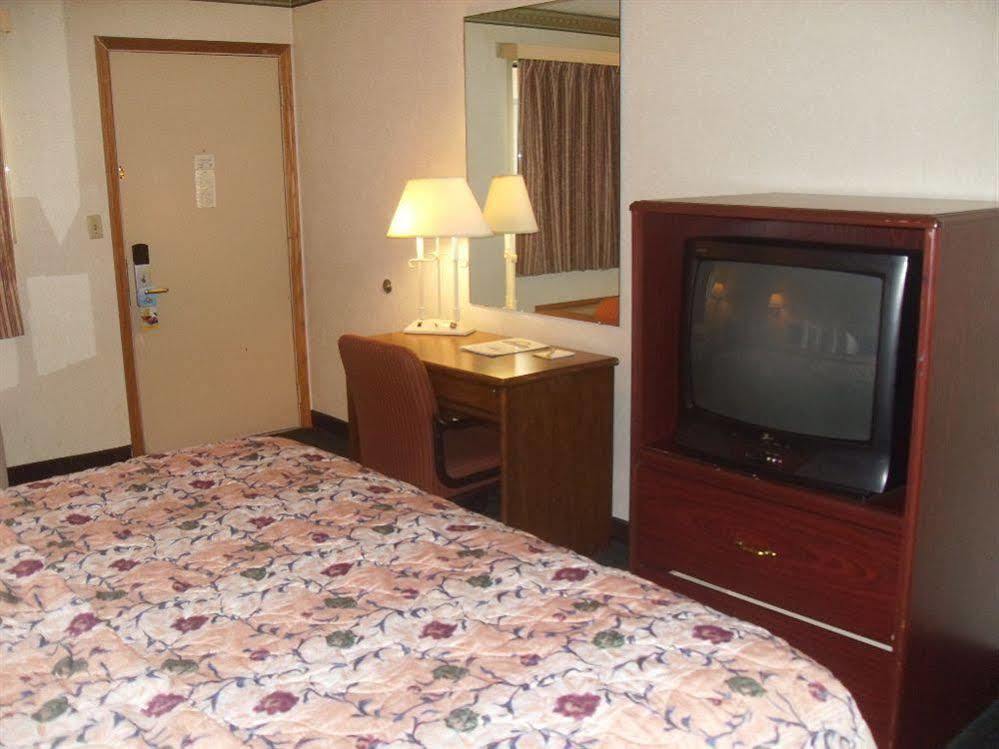 Days Inn By Wyndham Maumee/Toledo Bagian luar foto