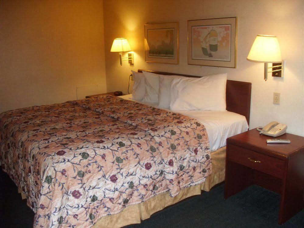 Days Inn By Wyndham Maumee/Toledo Bagian luar foto