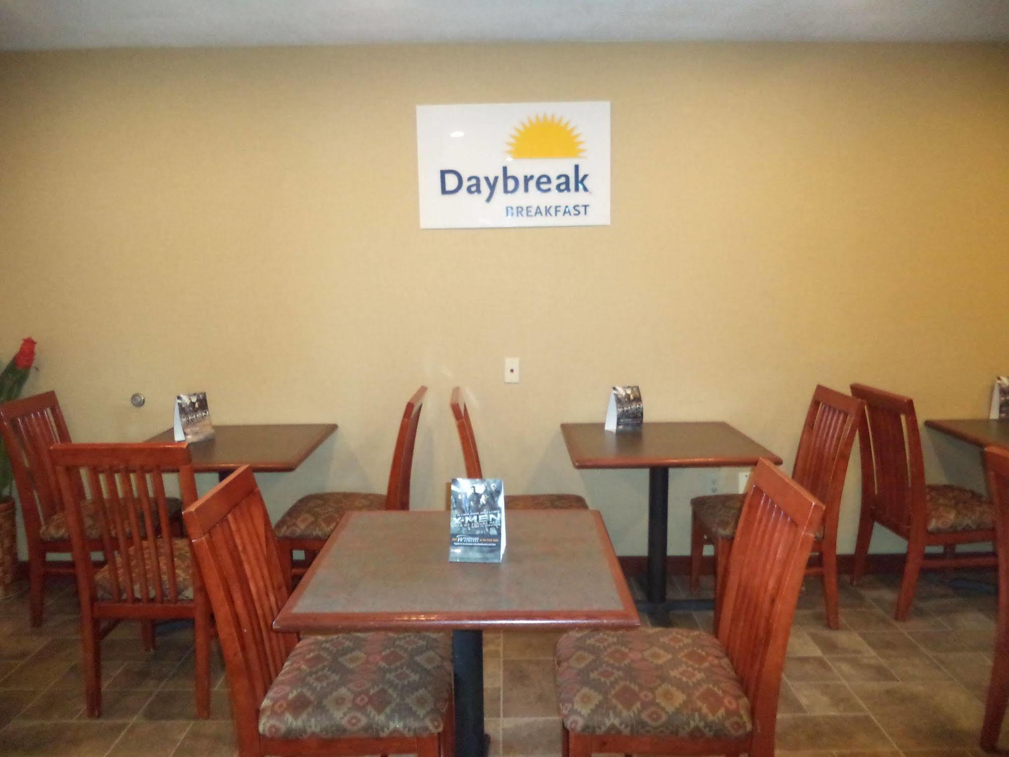 Days Inn By Wyndham Maumee/Toledo Bagian luar foto