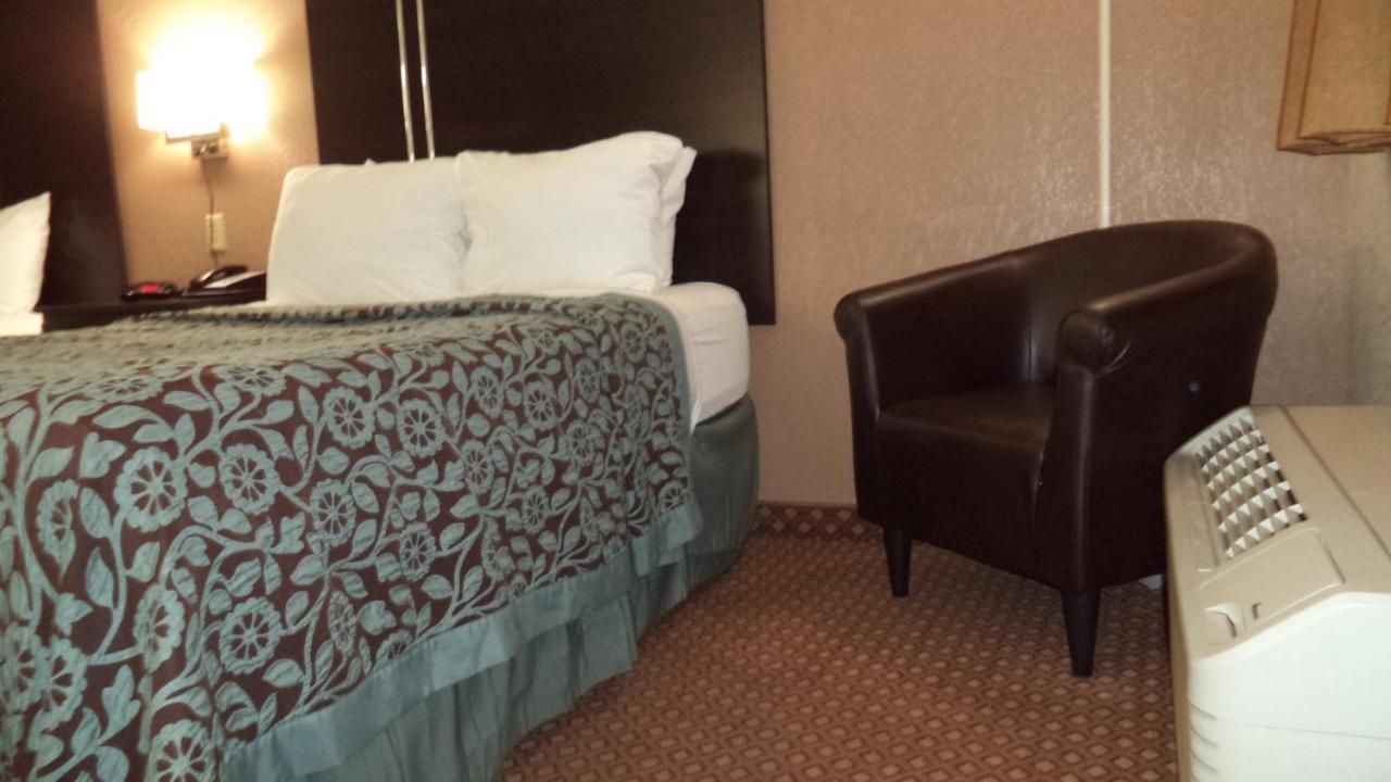 Days Inn By Wyndham Maumee/Toledo Bagian luar foto